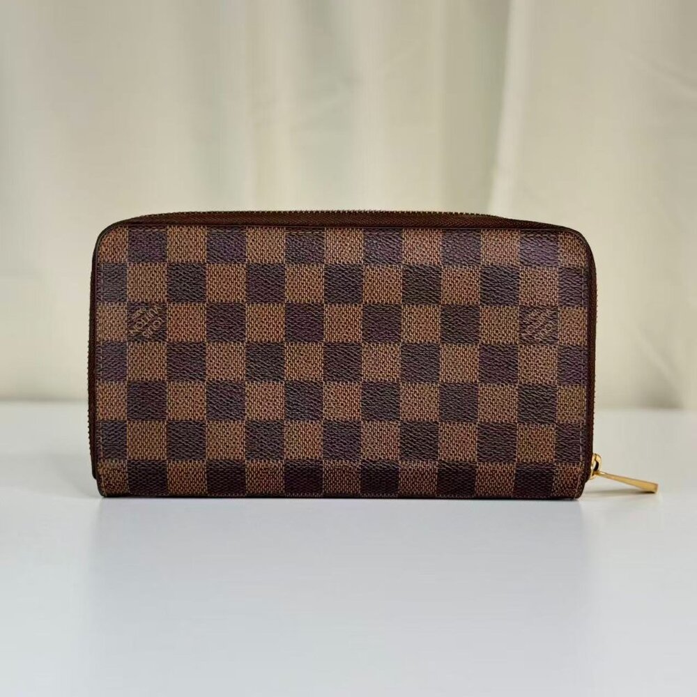 Louis Vuitton Damier Ebene Large Wallet with Classic Checkerboard Design - Picture 2 of 8
